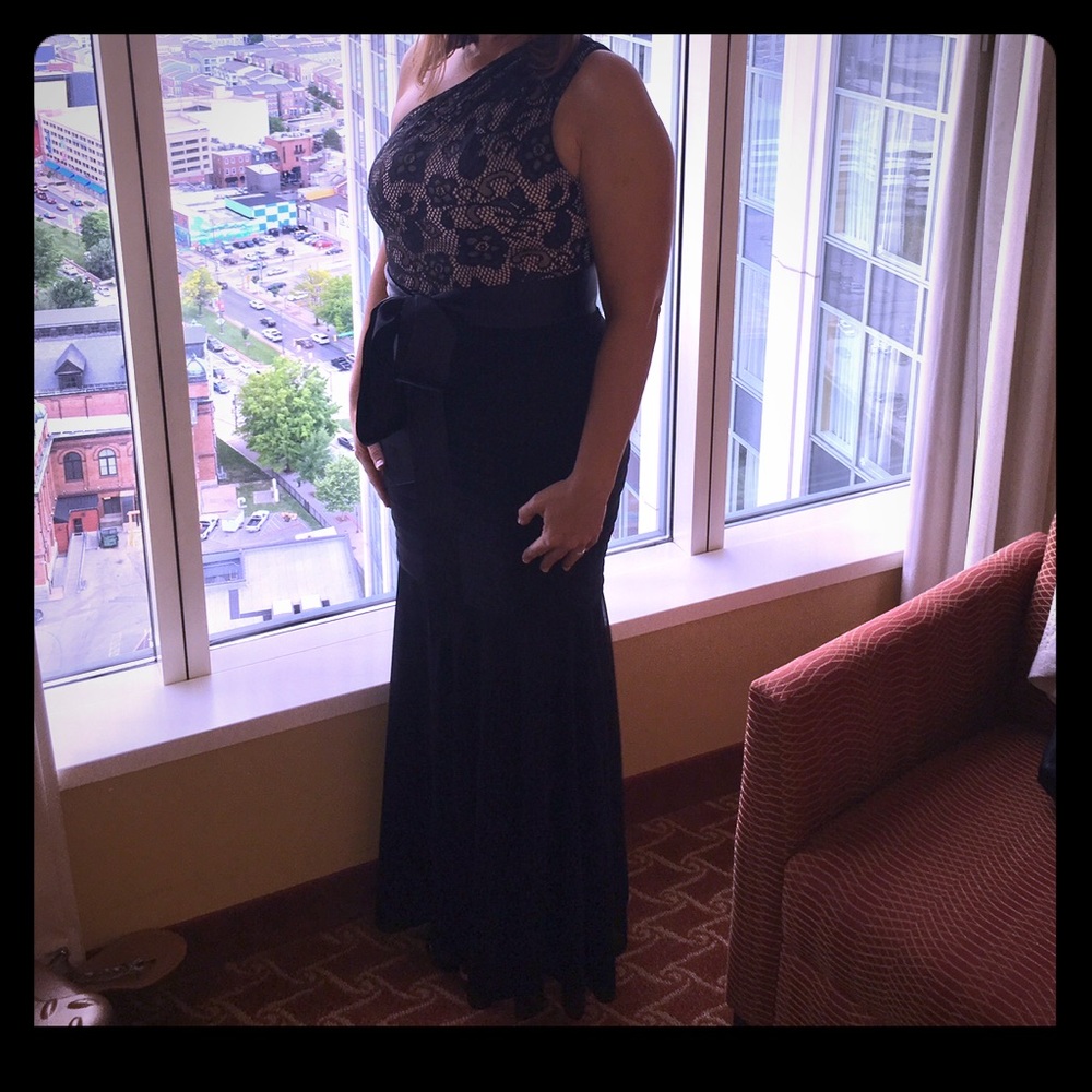 One Shoulder Mermaid Cocktail Dress - size 8 black